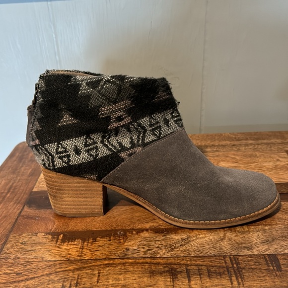 TOMS Suede Ankle Booties, Western, Block Heel, Gray, Black, Gently Used, Size 8 - Picture 4 of 14